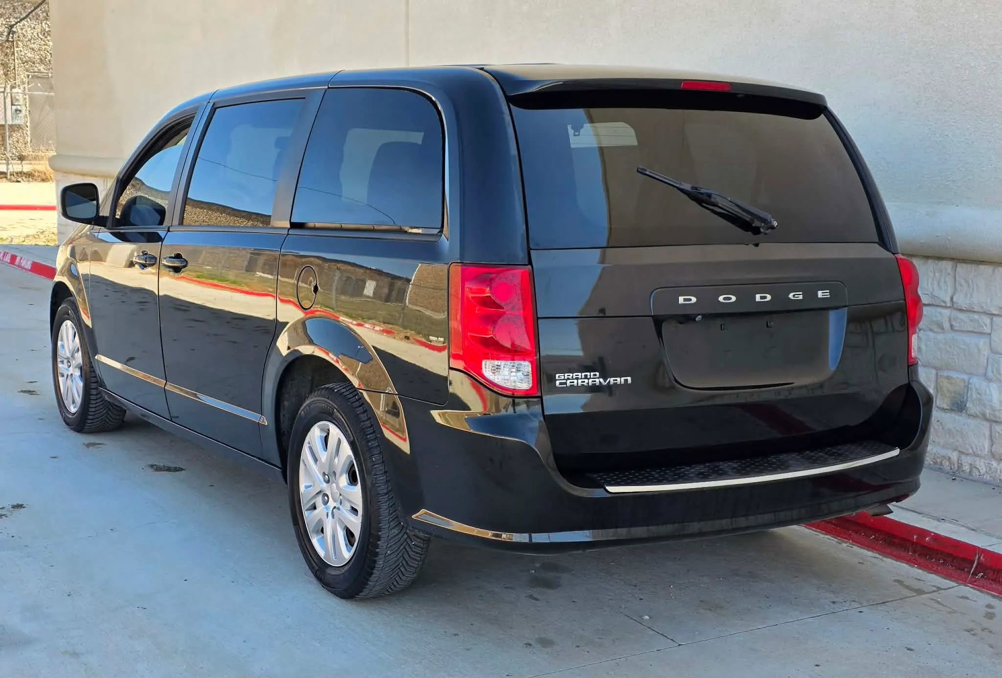 Used 2018 Dodge Grand Caravan SE image 6