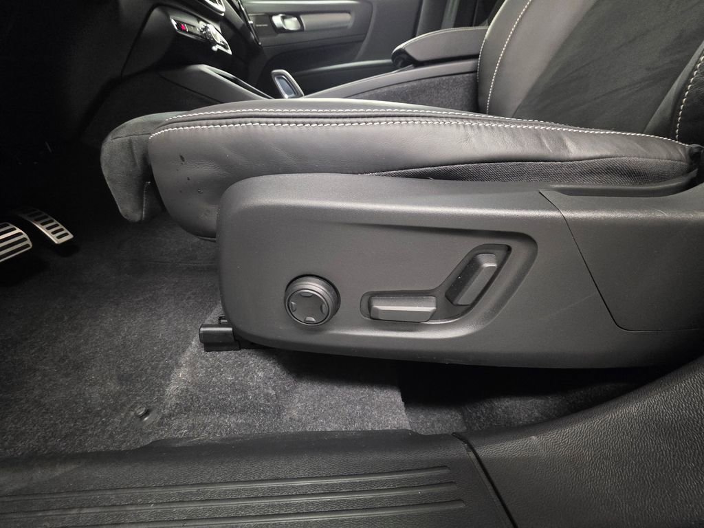 Used 2022 Volvo XC40 T5 R-Design w/ Advanced Package image 15