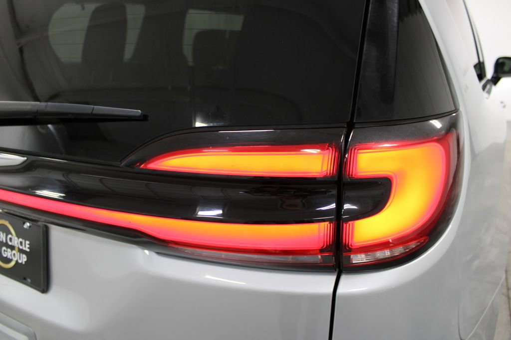 Used 2024 Chrysler Pacifica Touring-L image 27