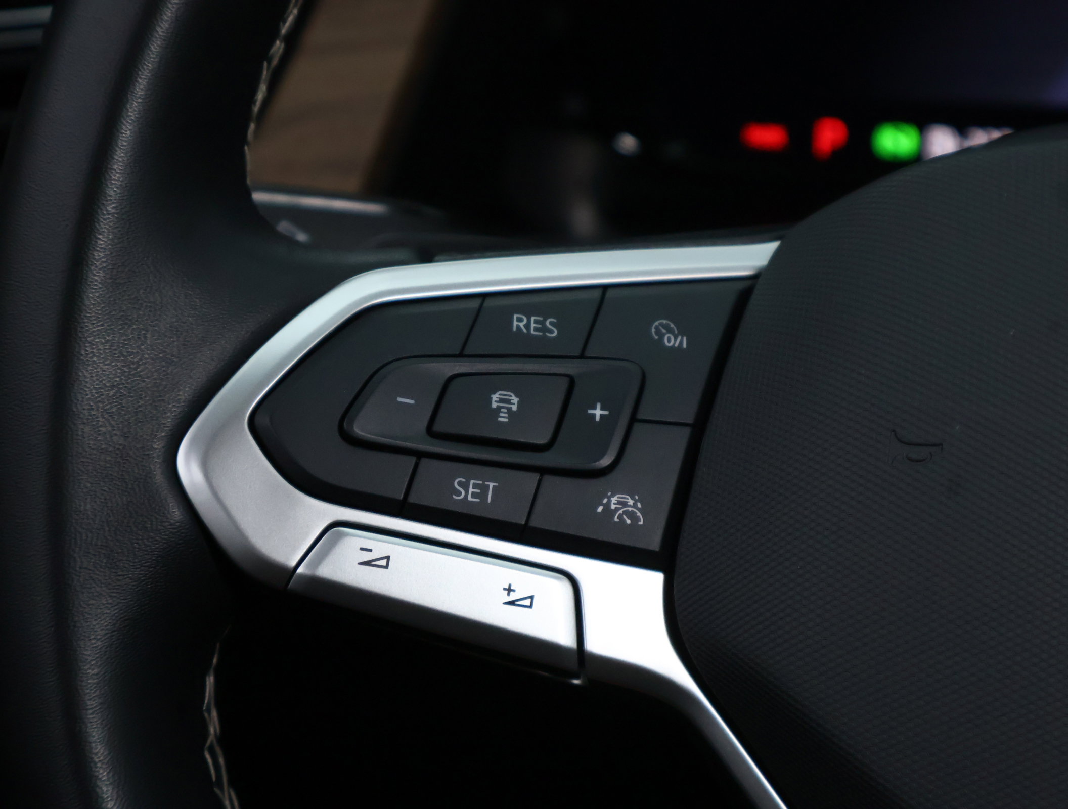 Used 2025 Volkswagen Atlas SE image 14