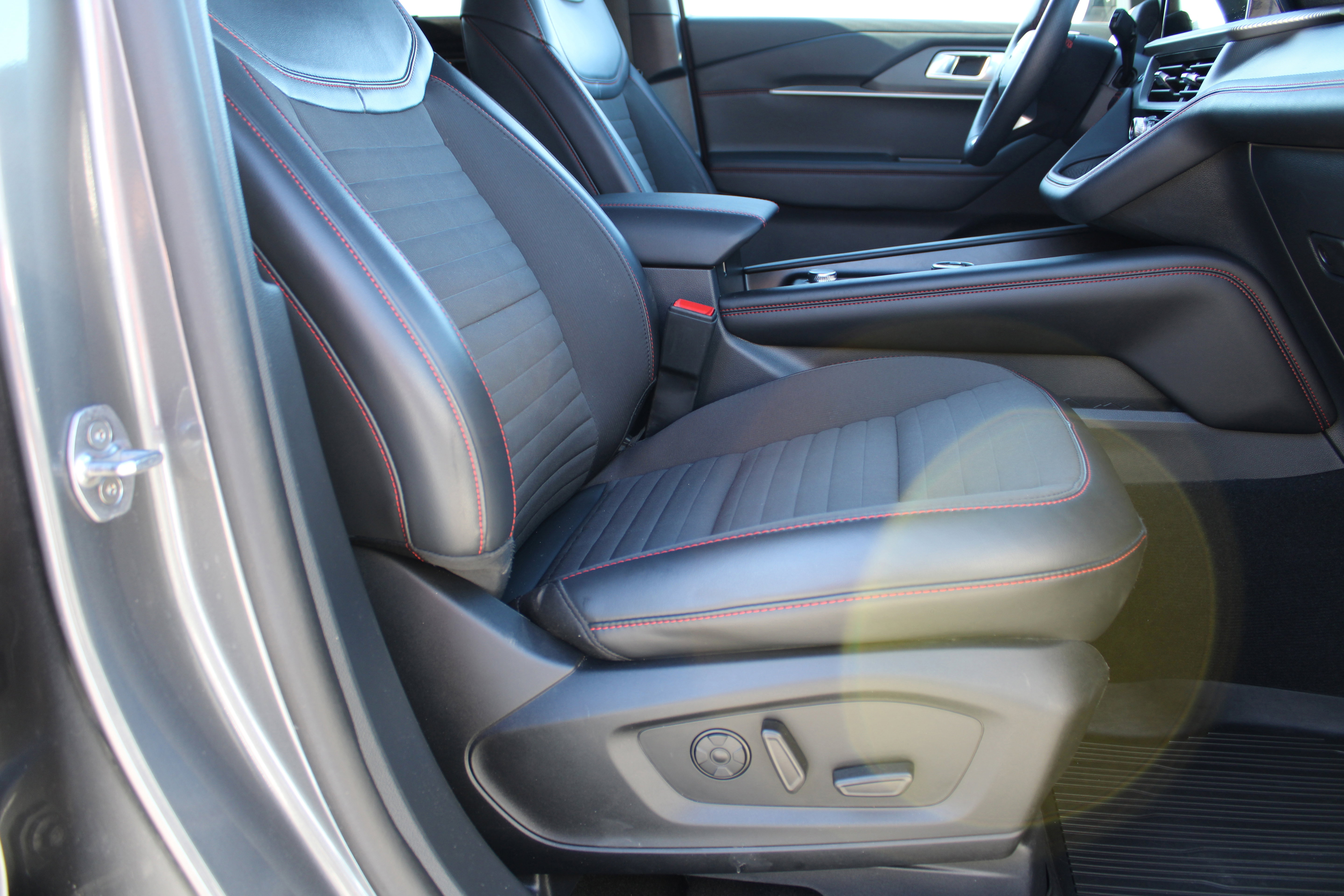 Used 2025 Ford Explorer ST-Line w/ Premium Package image 18