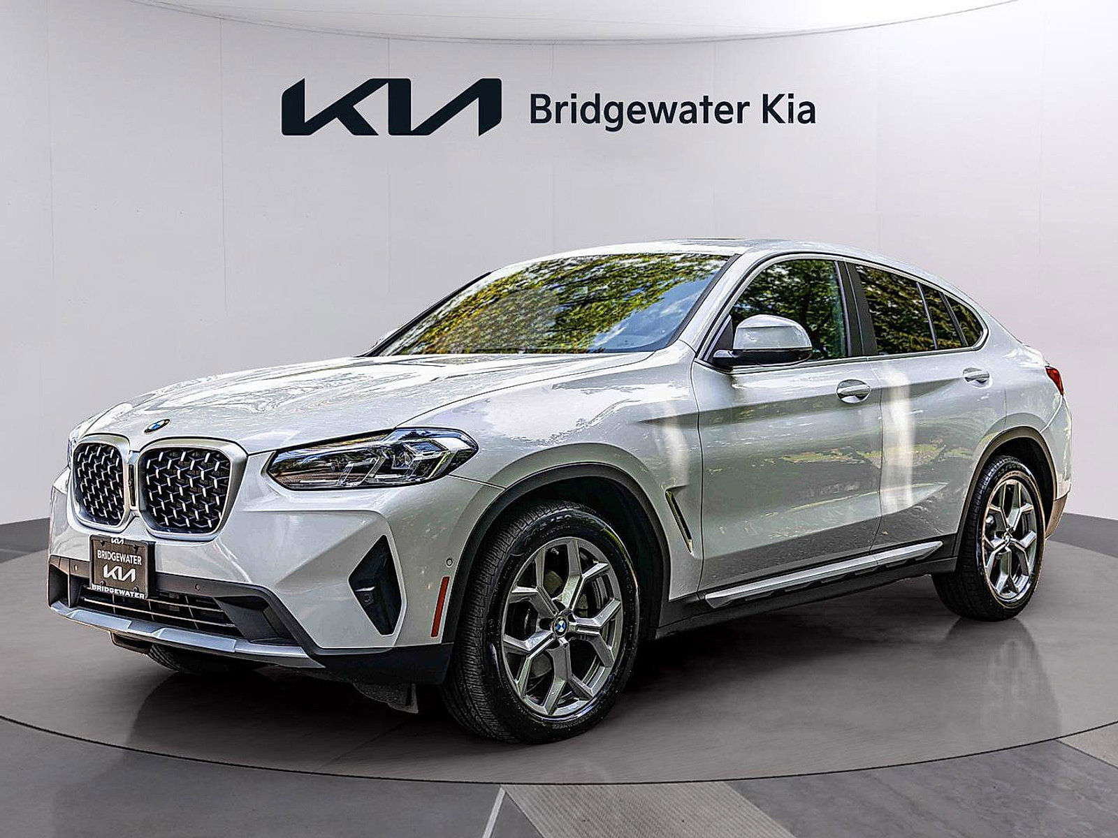 Used 2024 BMW X4 xDrive30i w/ Parking Assistance Package AWD/4WD image 4