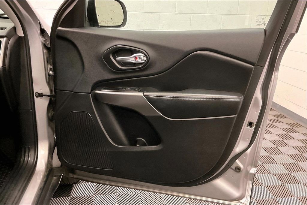 Used 2020 Jeep Cherokee Latitude w/ Cold Weather Group image 22