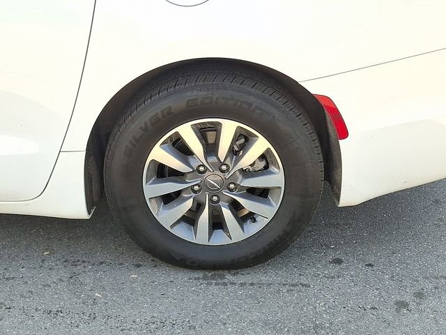 Used 2024 Chrysler Pacifica Limited image 26