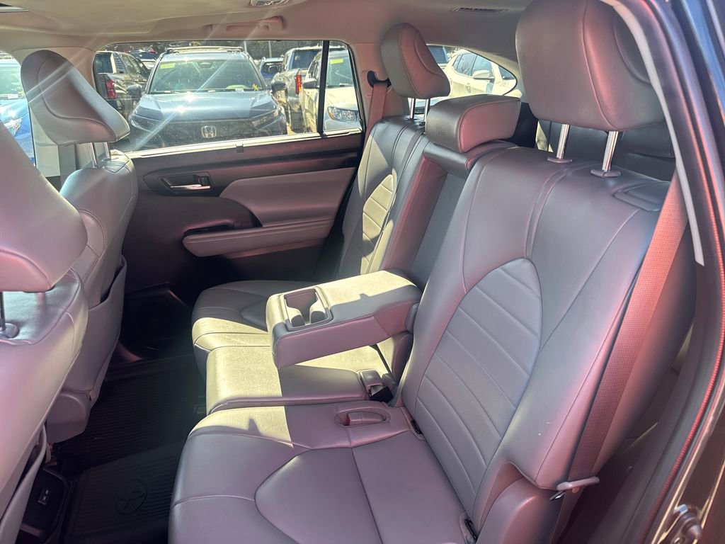 Used 2022 Toyota Highlander XLE AWD/4WD image 38
