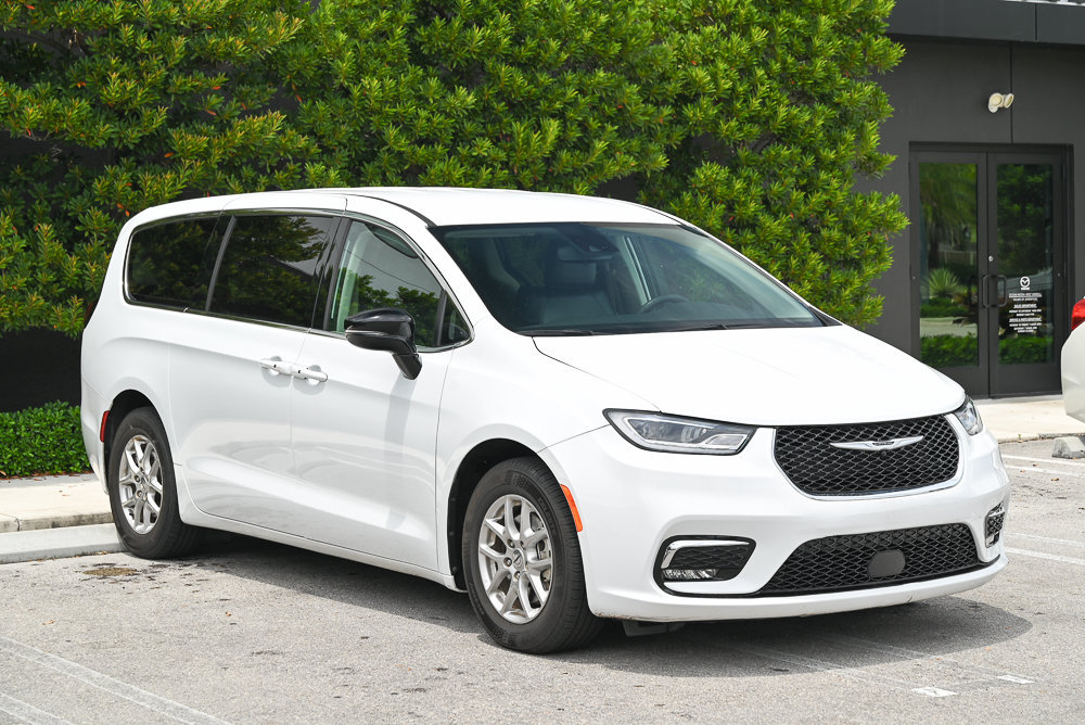 Used 2024 Chrysler Pacifica Touring-L FWD image 3