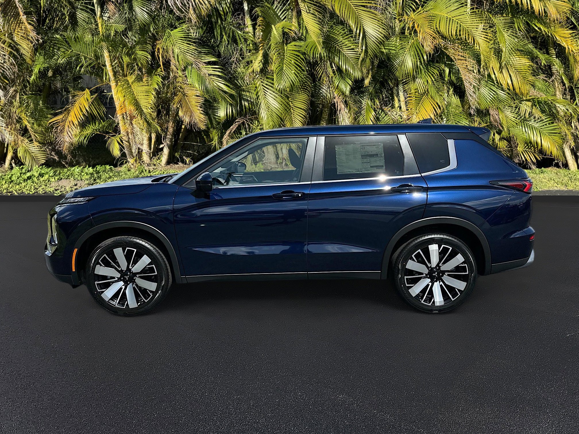 New 2025 Mitsubishi Outlander SE image 2