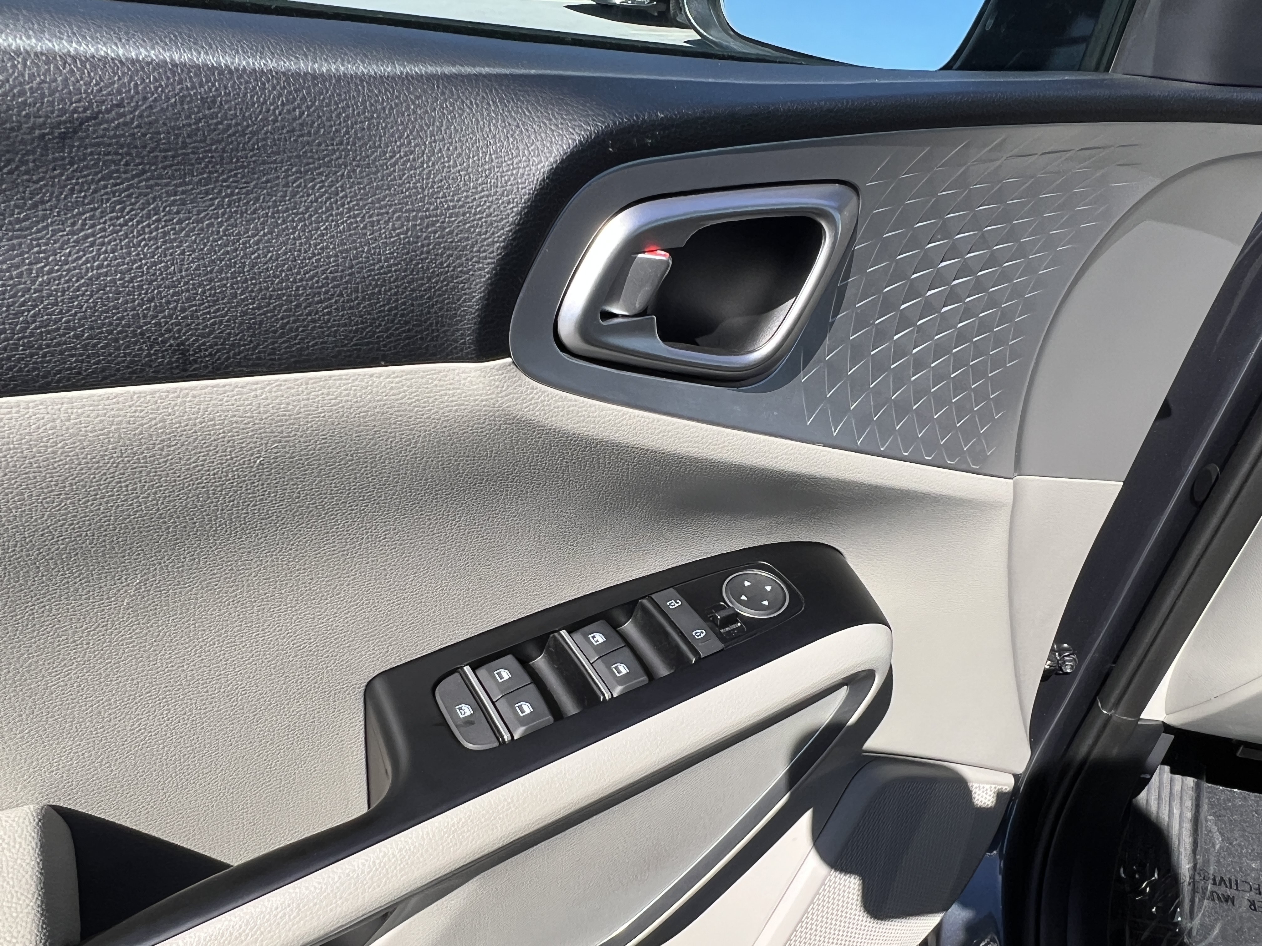 Used 2025 Kia Soul LX w/ LX Technology Package FWD image 23