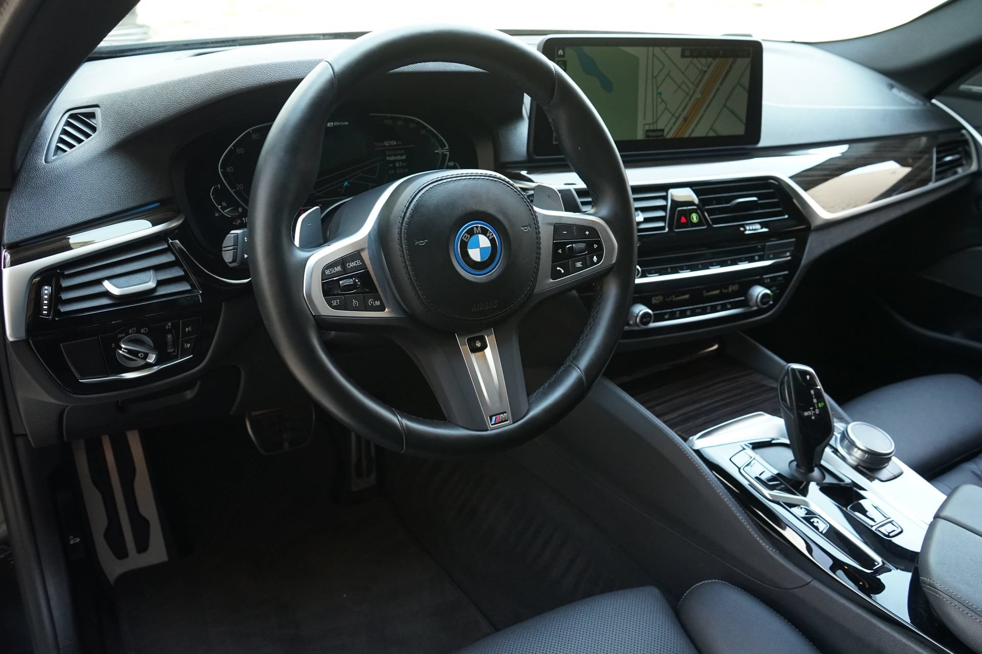 Used 2023 BMW 530e xDrive w/ Premium Package AWD/4WD image 2