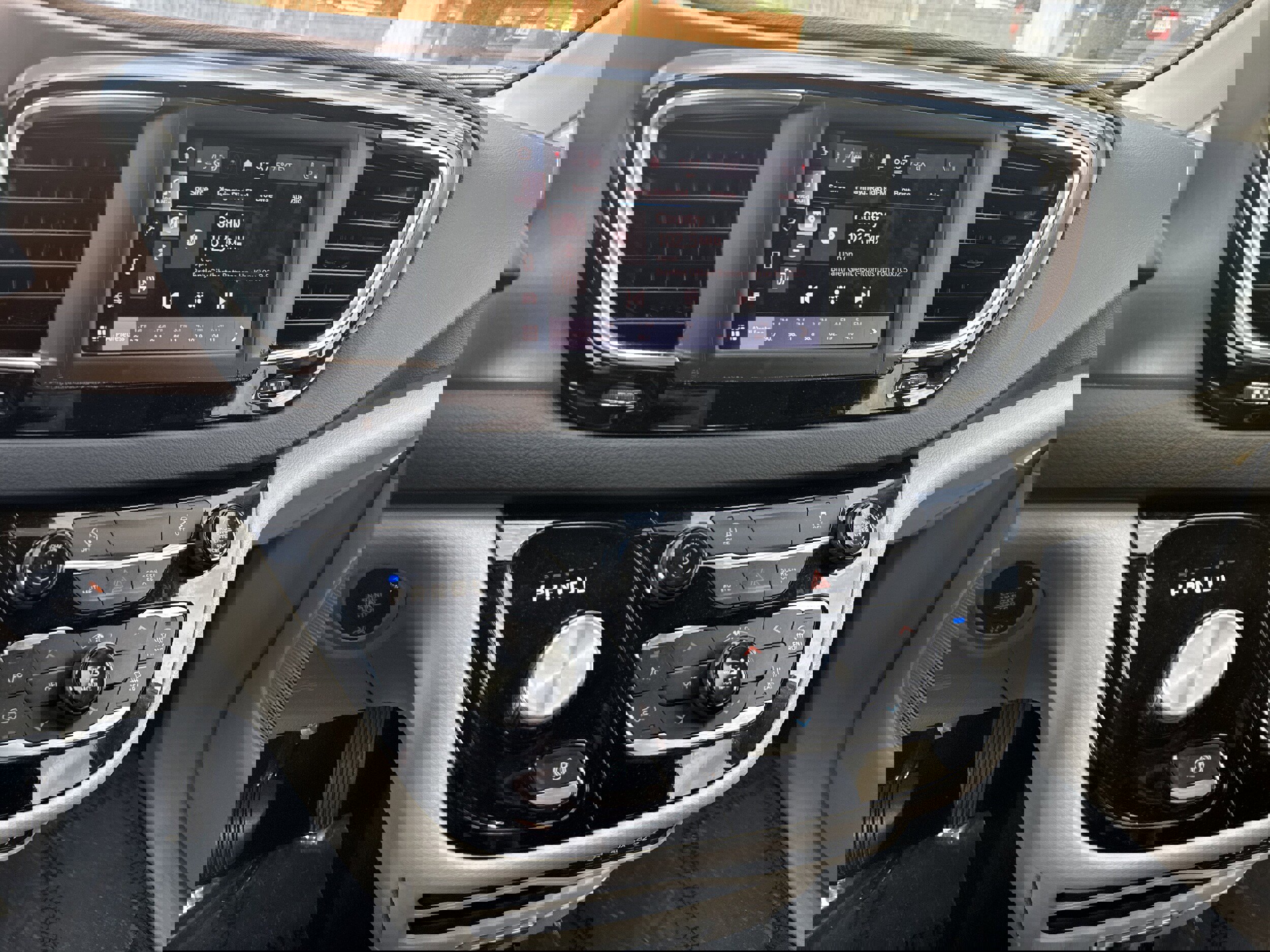 Used 2023 Chrysler Voyager LX image 17