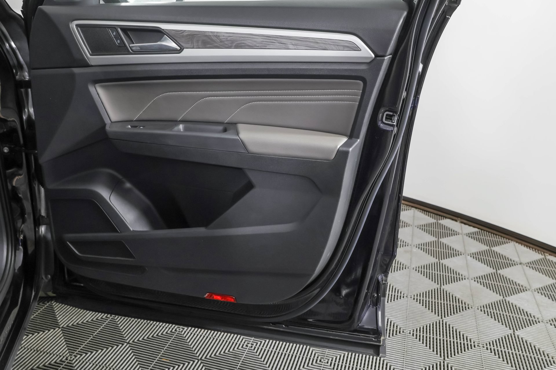 Certified 2023 Volkswagen Atlas Cross Sport SE w/ Panoramic Sunroof Package AWD/4WD image 48