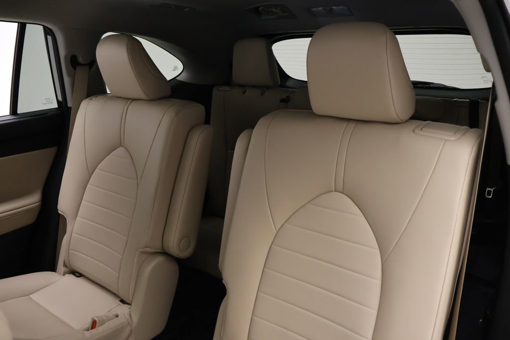 Used 2024 Toyota Highlander XLE FWD image 18
