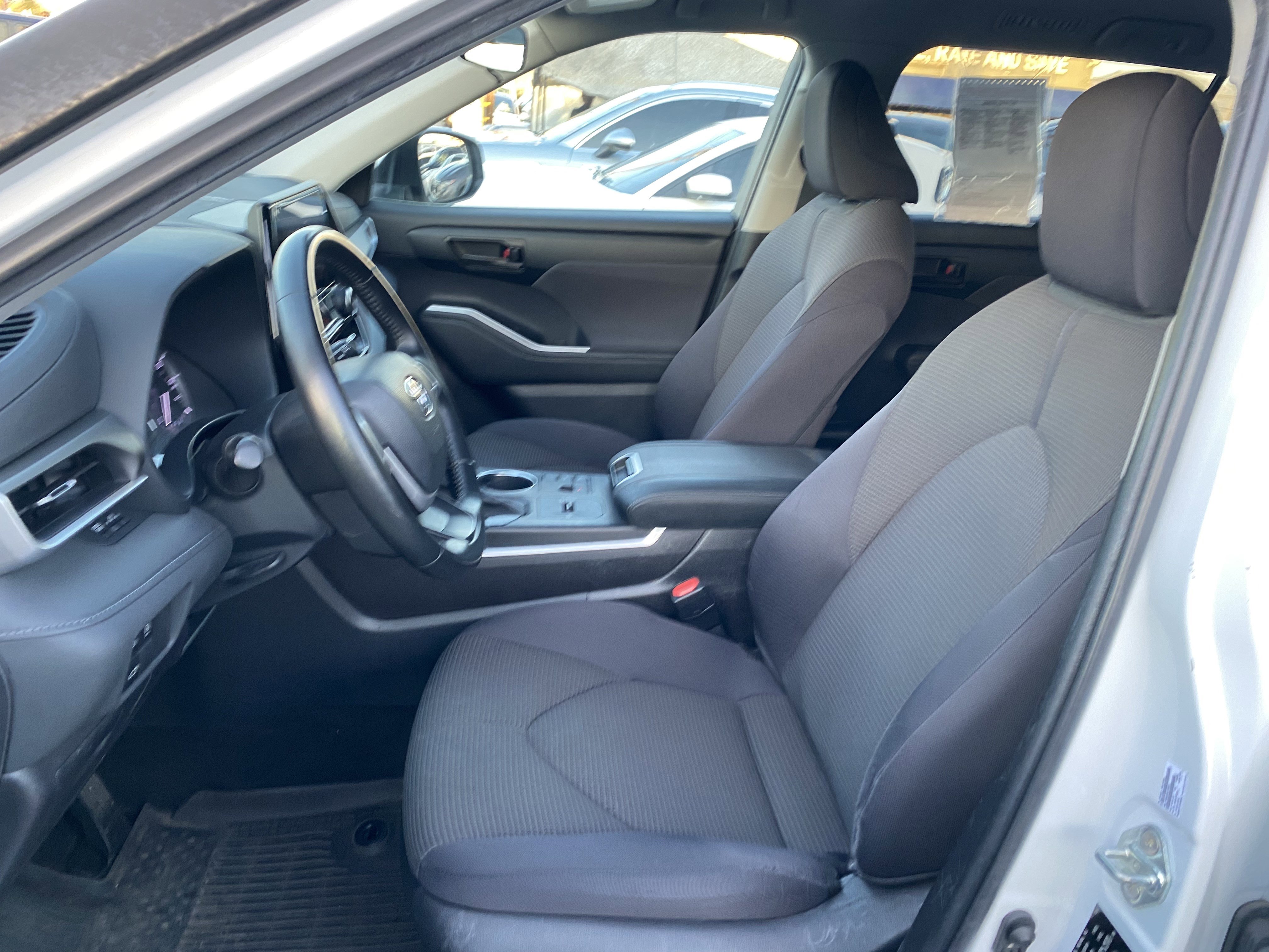Used 2022 Toyota Highlander LE FWD image 11