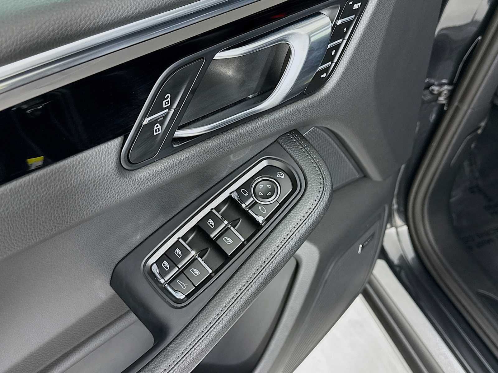 Certified 2025 Porsche Macan AWD/4WD image 13