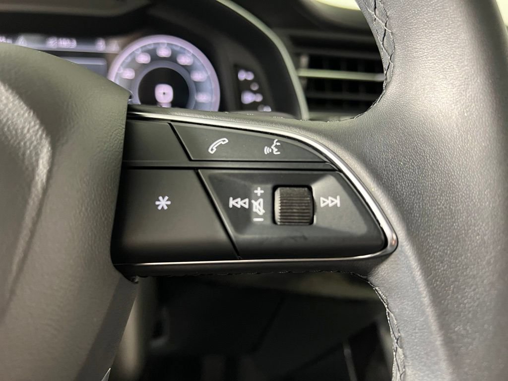 Used 2022 Audi Q8 Prestige AWD/4WD image 24