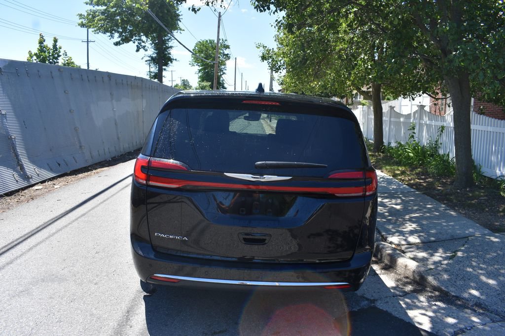 Used 2024 Chrysler Pacifica Touring-L FWD image 6