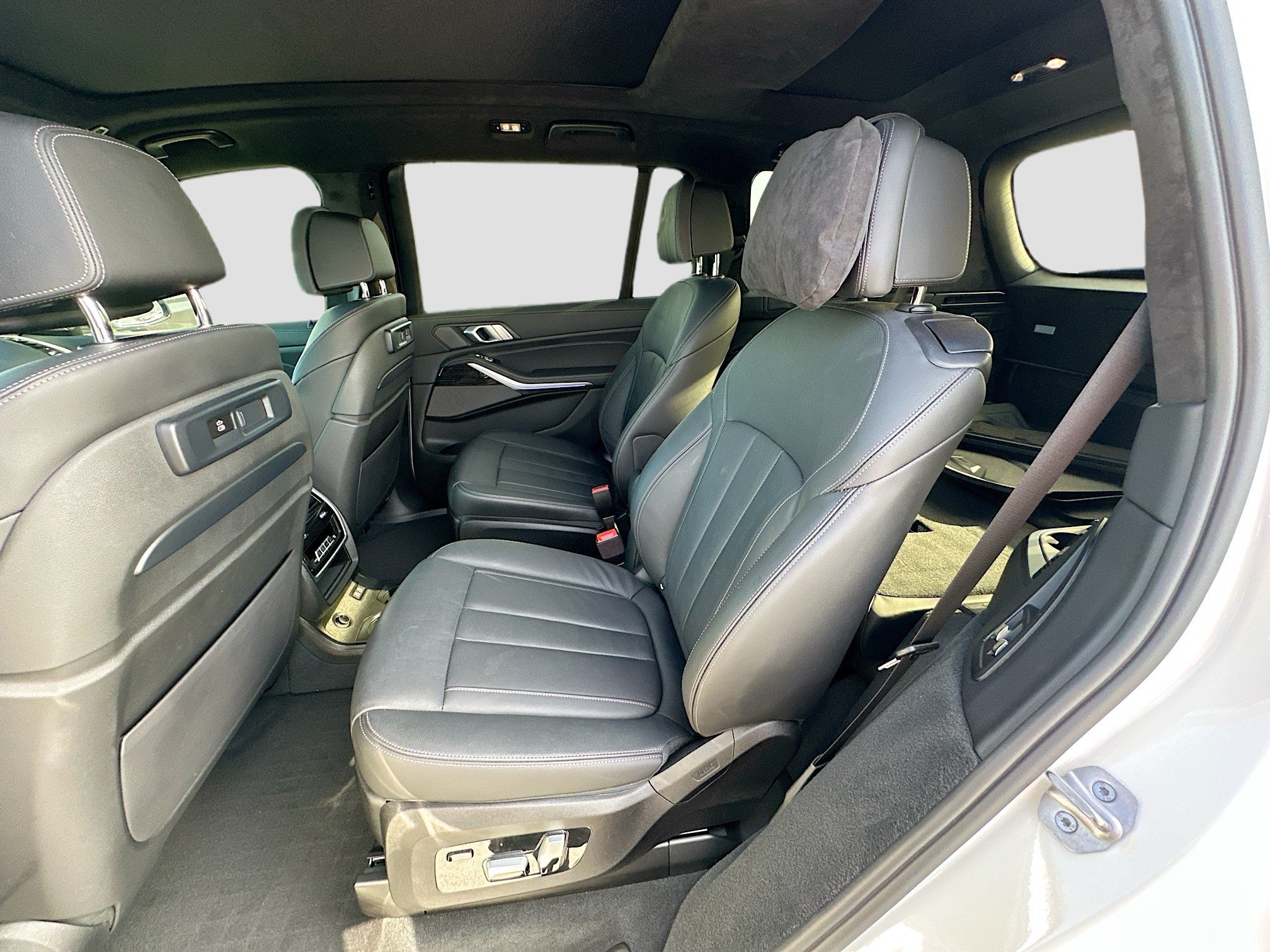 Used 2021 BMW X7 xDrive40i w/ M Sport Package AWD/4WD image 26