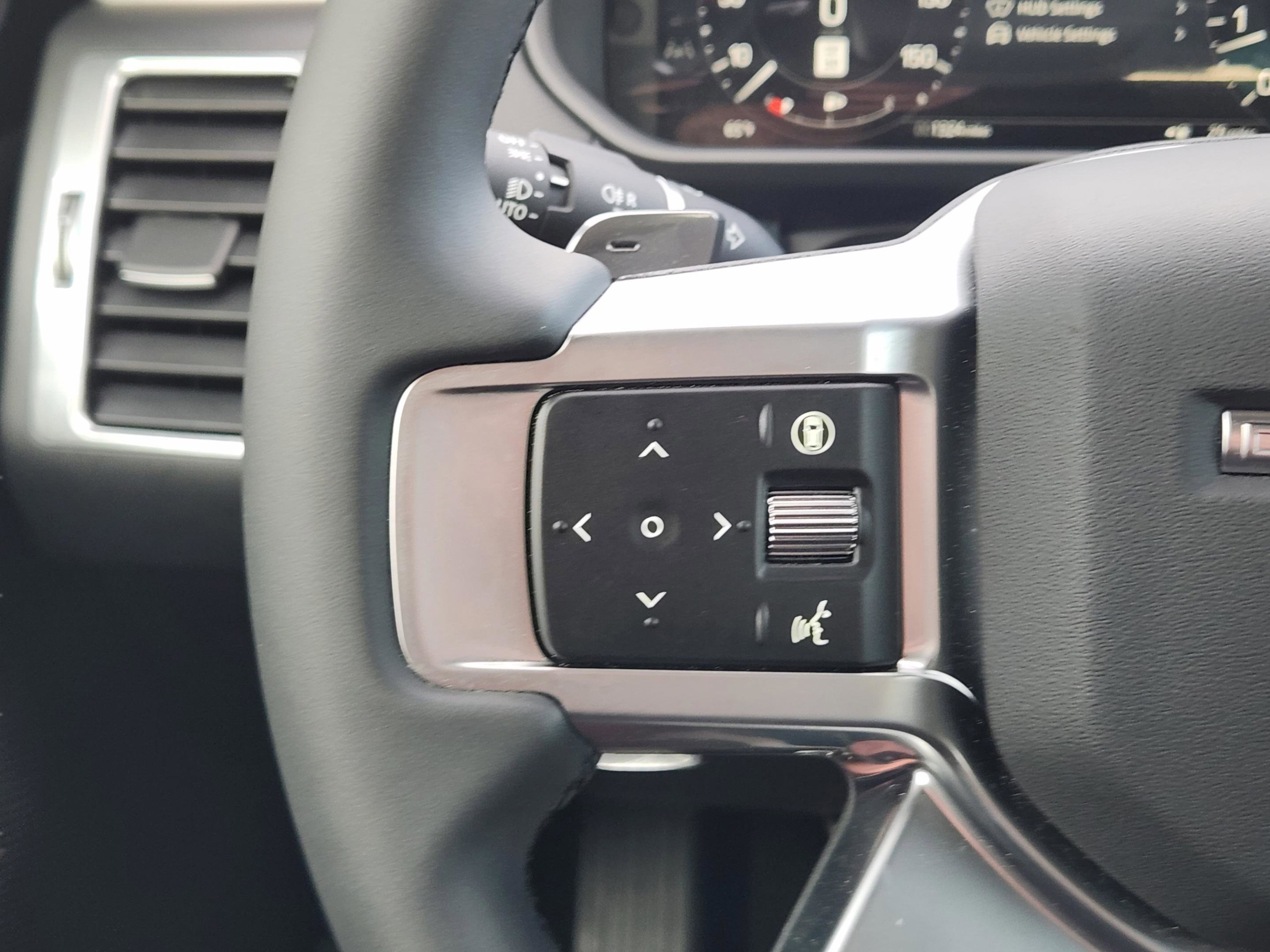 Certified 2024 Land Rover Discovery Dynamic SE image 26