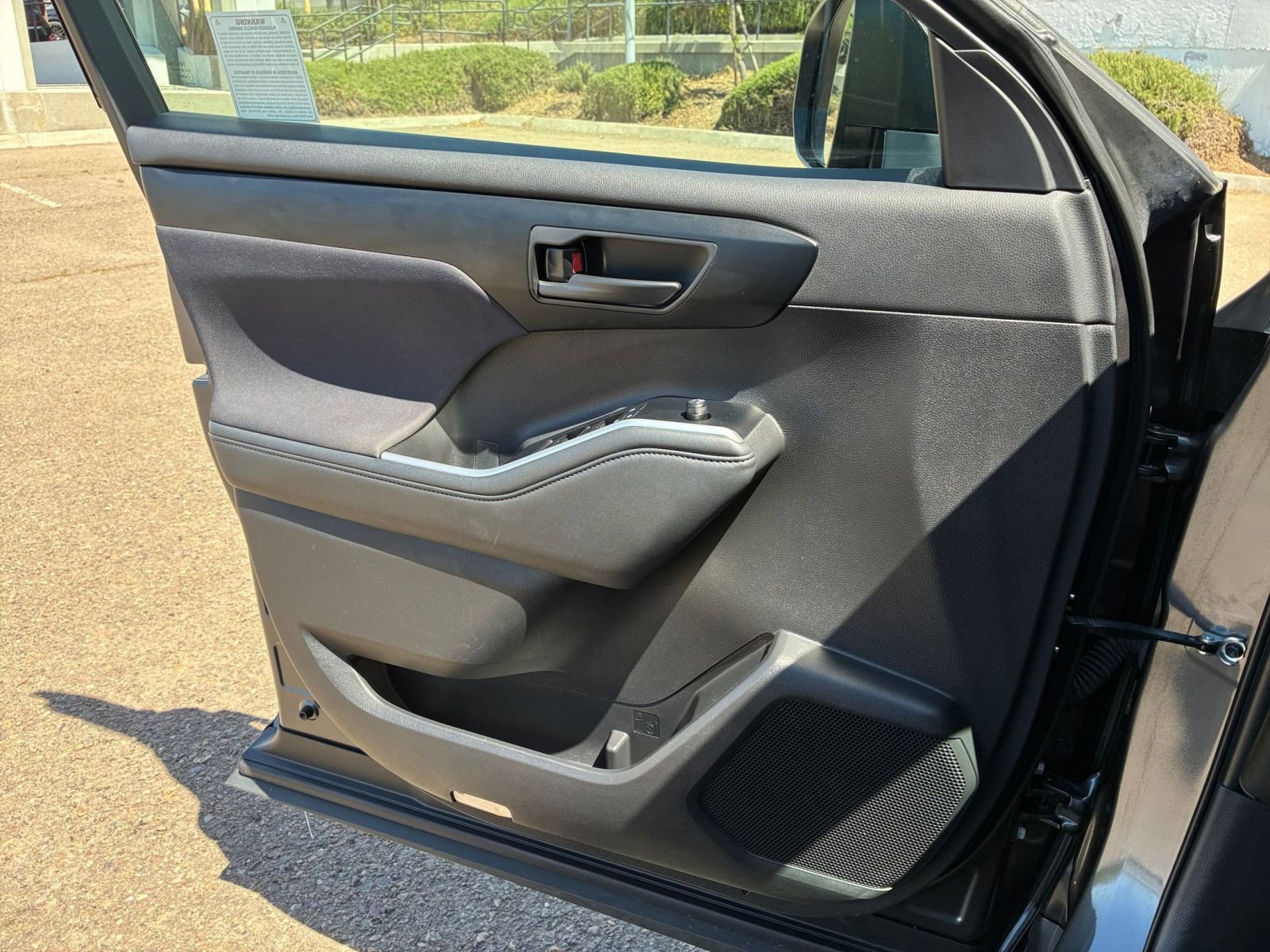 Used 2025 Toyota Highlander LE image 18