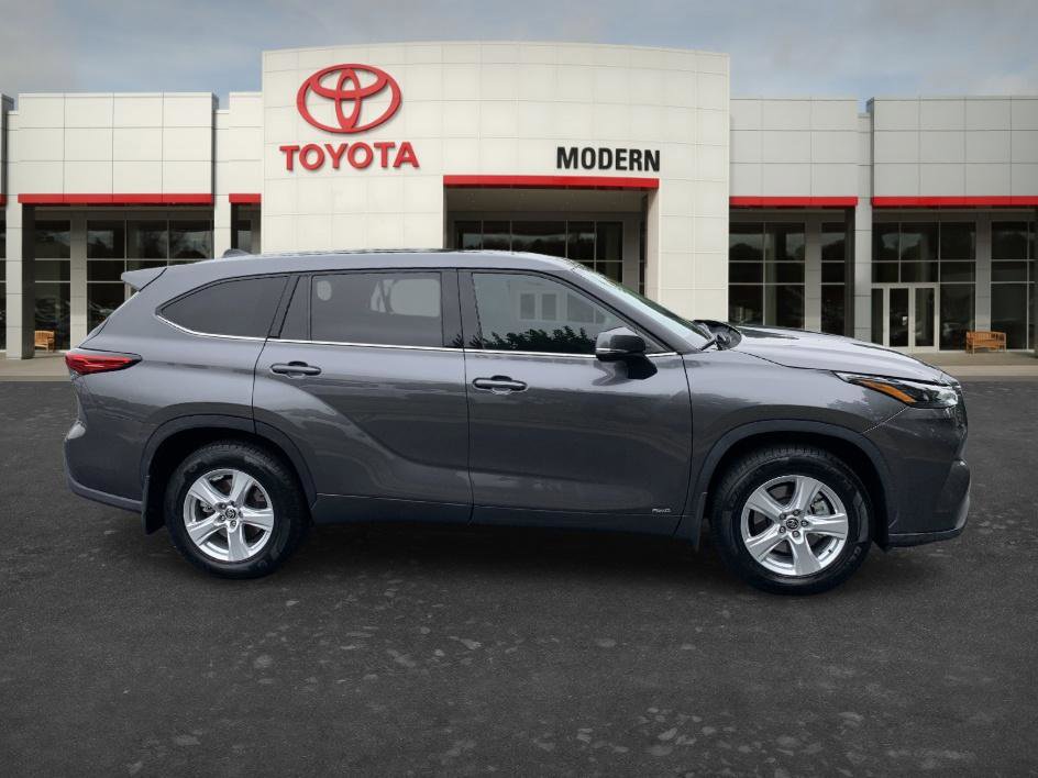 Used 2022 Toyota Highlander LE AWD/4WD image 4