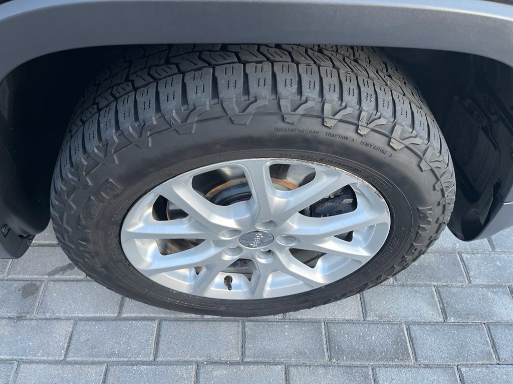 Used 2014 Jeep Cherokee Latitude FWD image 13