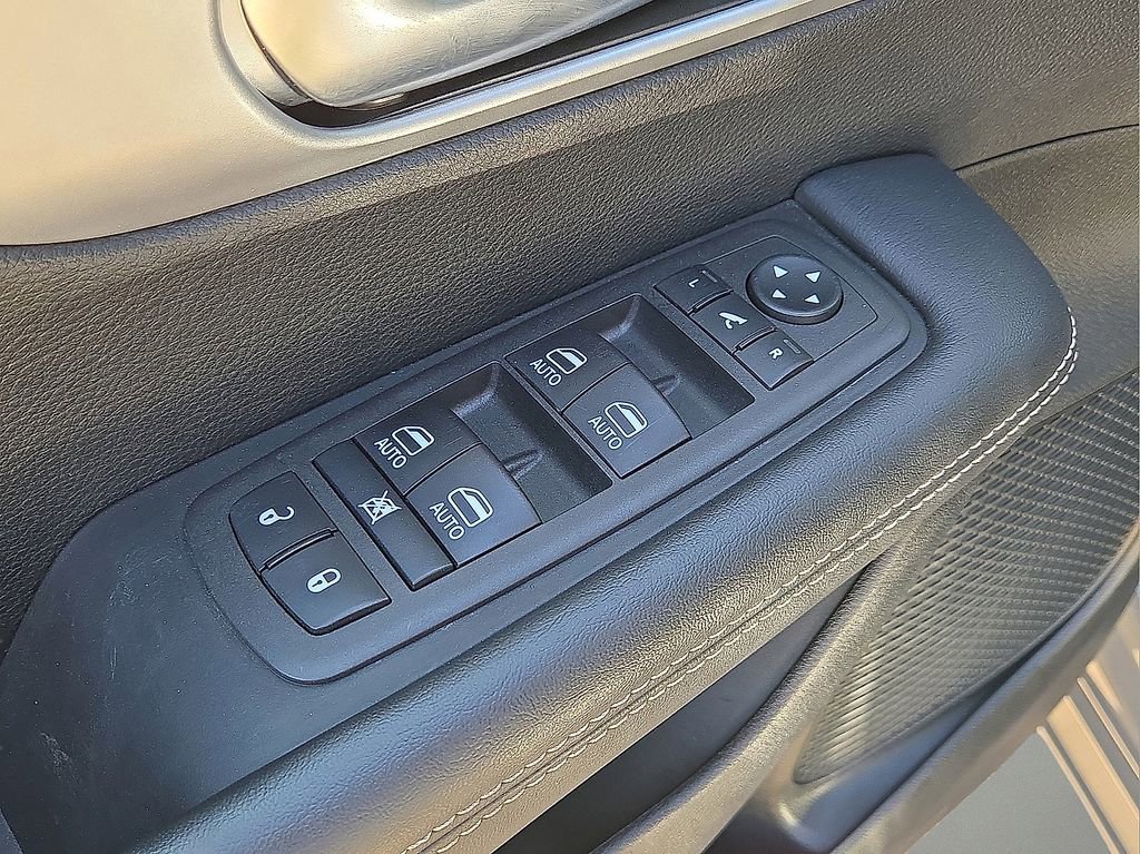 Used 2025 Chrysler Pacifica Limited image 23