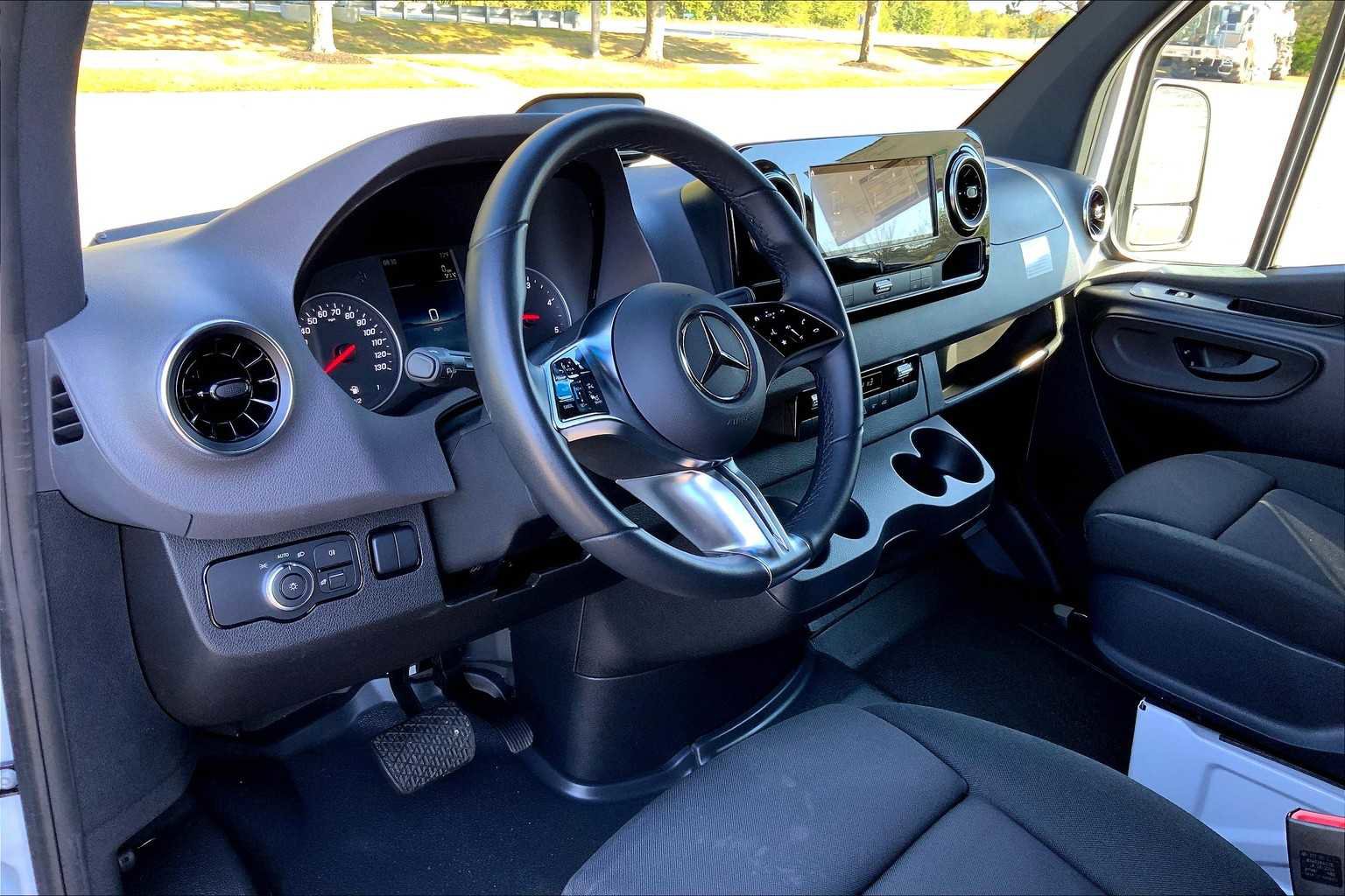 Used 2025 Mercedes-Benz Sprinter 2500 image 9