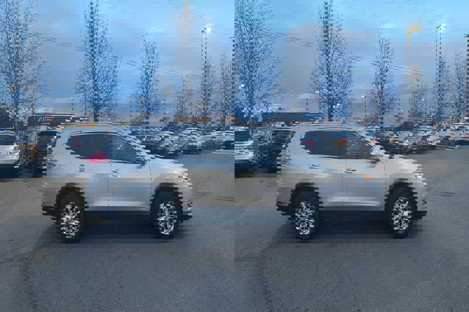 Used 2016 Nissan Rogue SV w/ SV Moonroof Package image 8