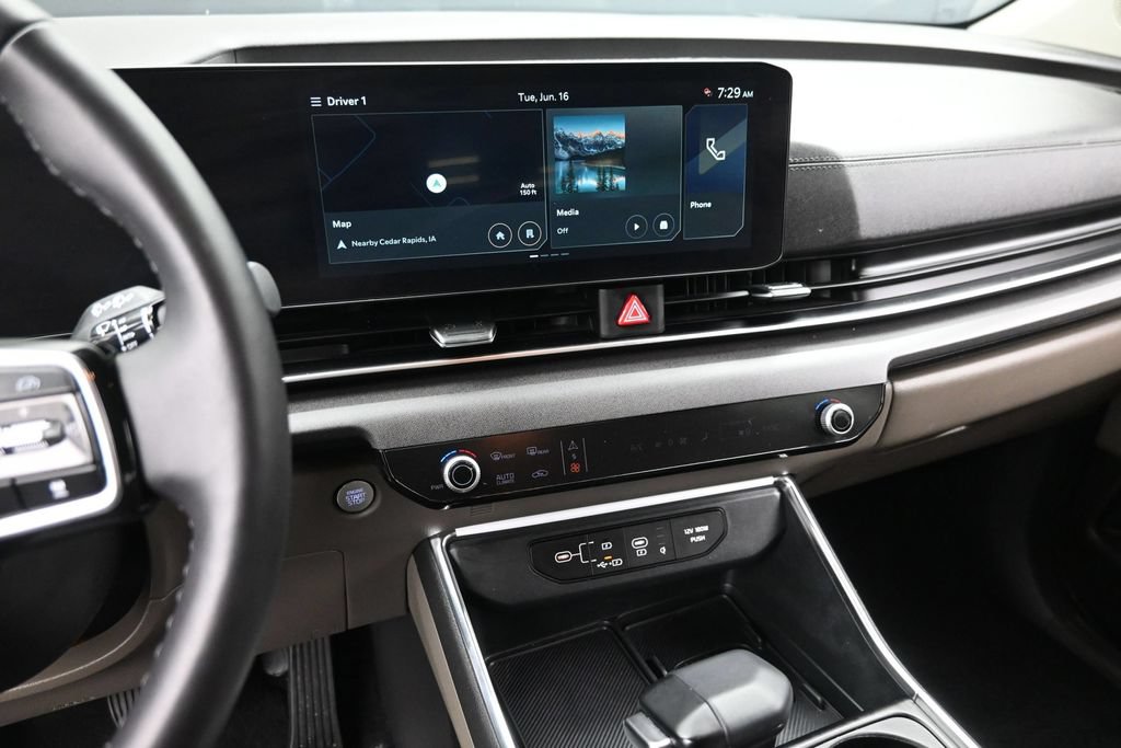 Used 2025 Kia Carnival EX FWD image 21