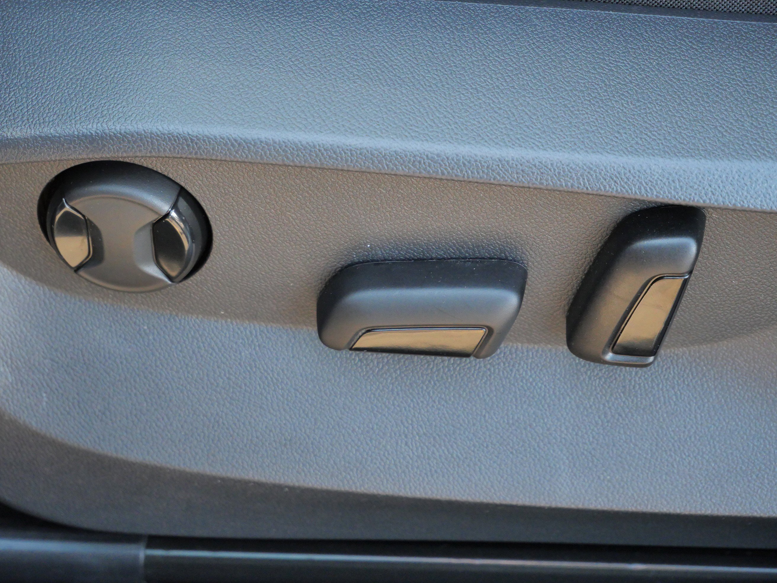 Certified 2025 Volkswagen Taos SE image 20