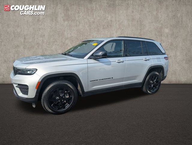 Used 2025 Jeep Grand Cherokee Altitude AWD/4WD image 4