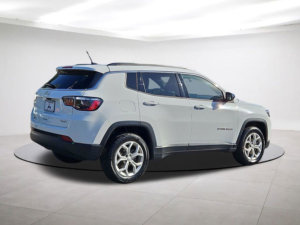 Used 2024 Jeep Compass Latitude image 7
