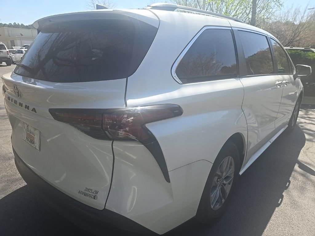 Used 2023 Toyota Sienna XLE image 12