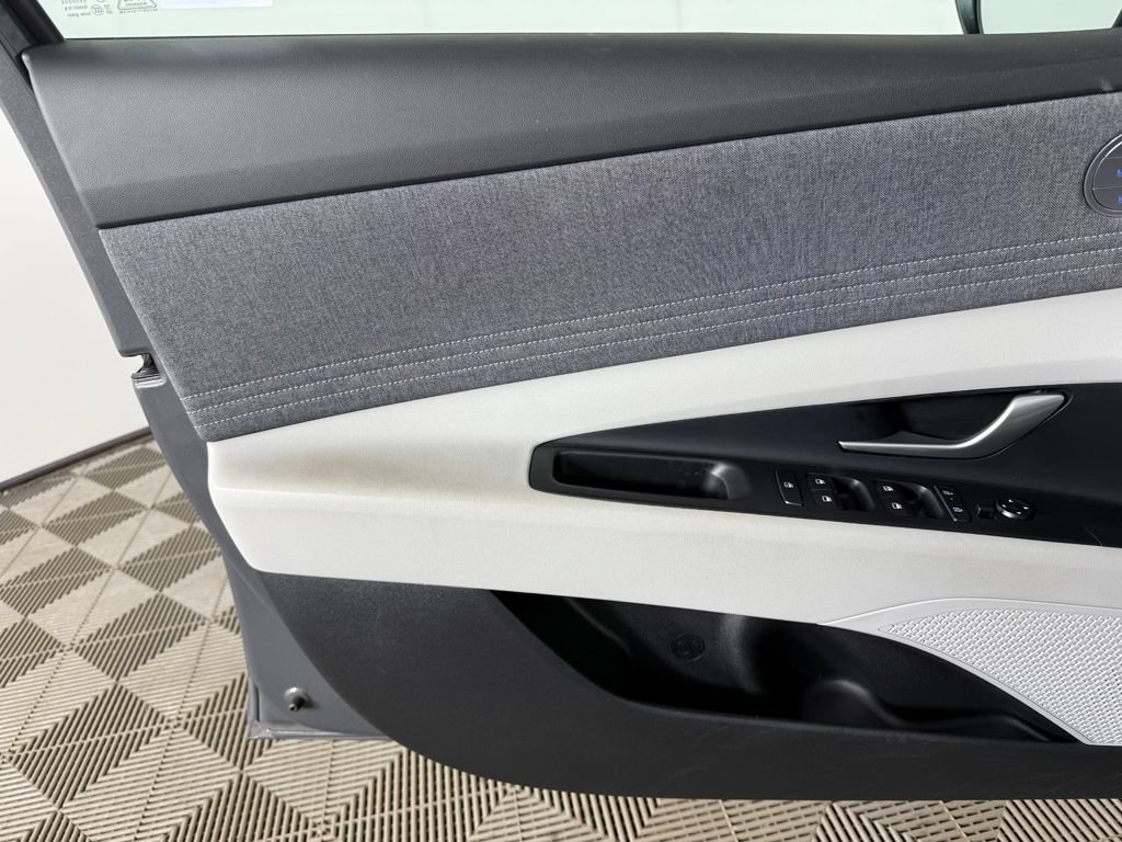 Certified 2025 Hyundai Elantra Limited FWD image 23