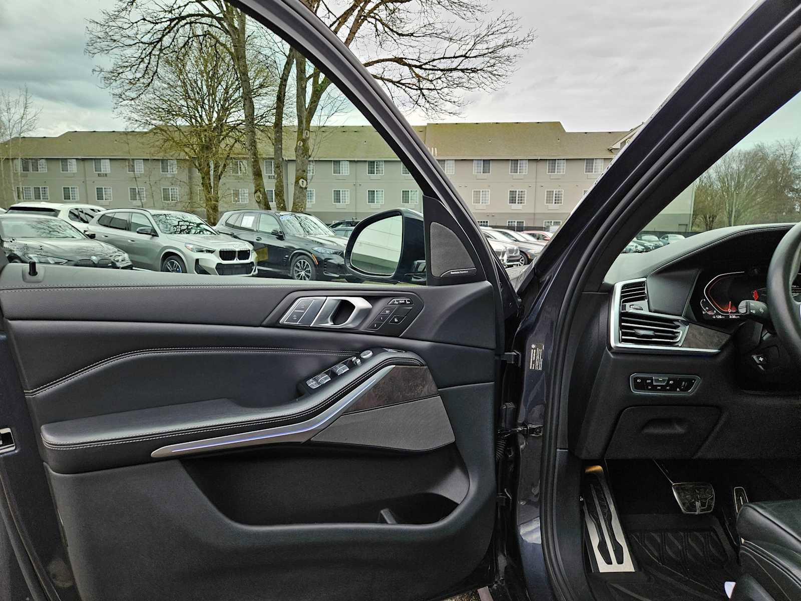 Used 2019 BMW X7 xDrive50i w/ M Sport Package image 23