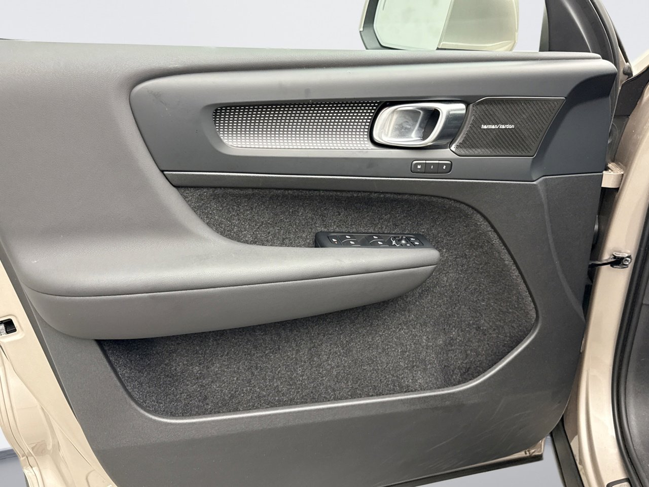 Used 2024 Volvo XC40 B5 Plus w/ Protection Package Premier image 9