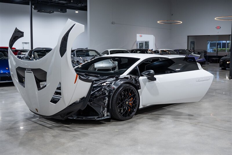Used 2022 Lamborghini Huracan STO RWD image 31