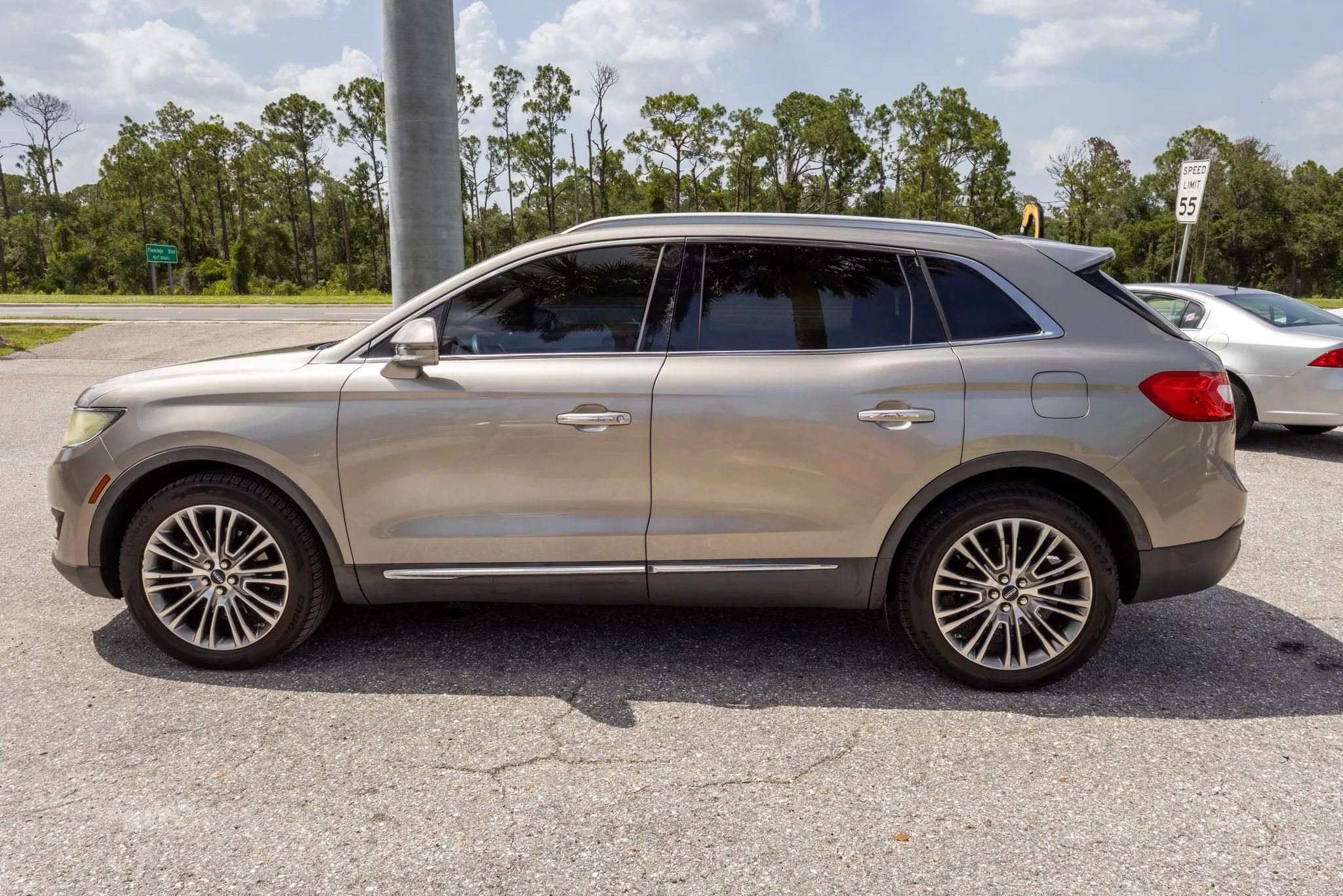 Used 2016 Lincoln MKX Reserve w/ Climate Package AWD/4WD image 3