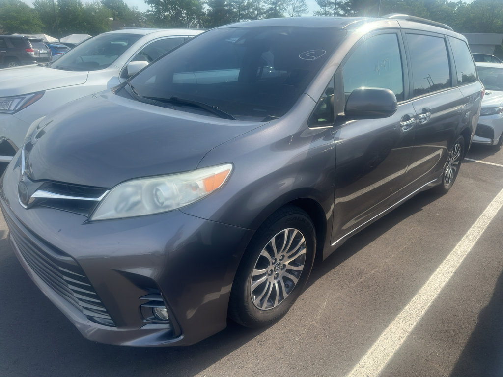 Used 2020 Toyota Sienna XLE w/ XLE Navigation Package FWD image 2