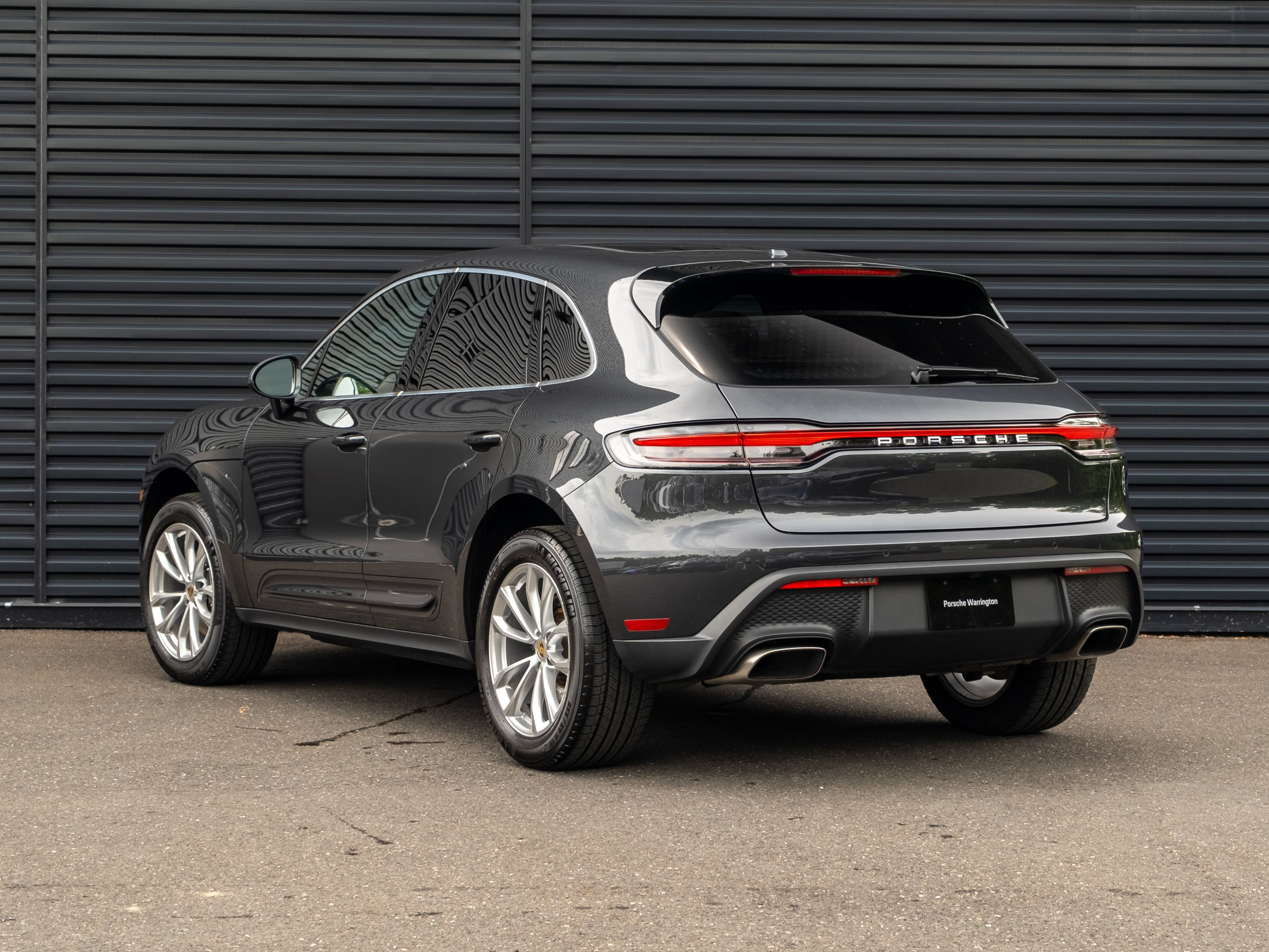 Certified 2023 Porsche Macan AWD/4WD image 3