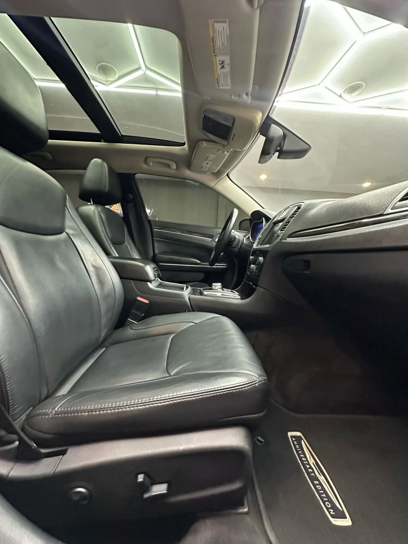 Used 2016 Chrysler 300 Limited image 31