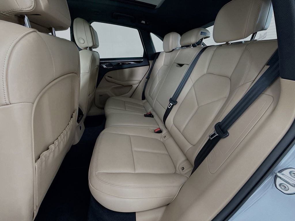 Certified 2025 Porsche Macan AWD/4WD image 24