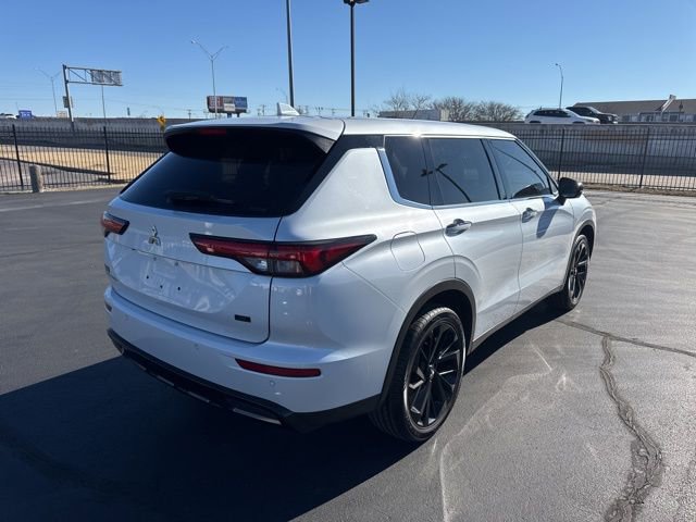 Used 2023 Mitsubishi Outlander SE image 3