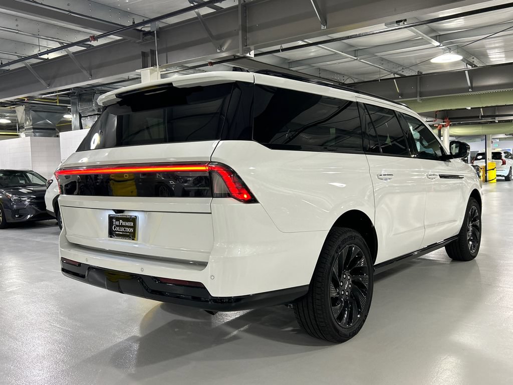 Used 2026 Lincoln Navigator L Reserve w/ Jet Appearance Package AWD/4WD image 2