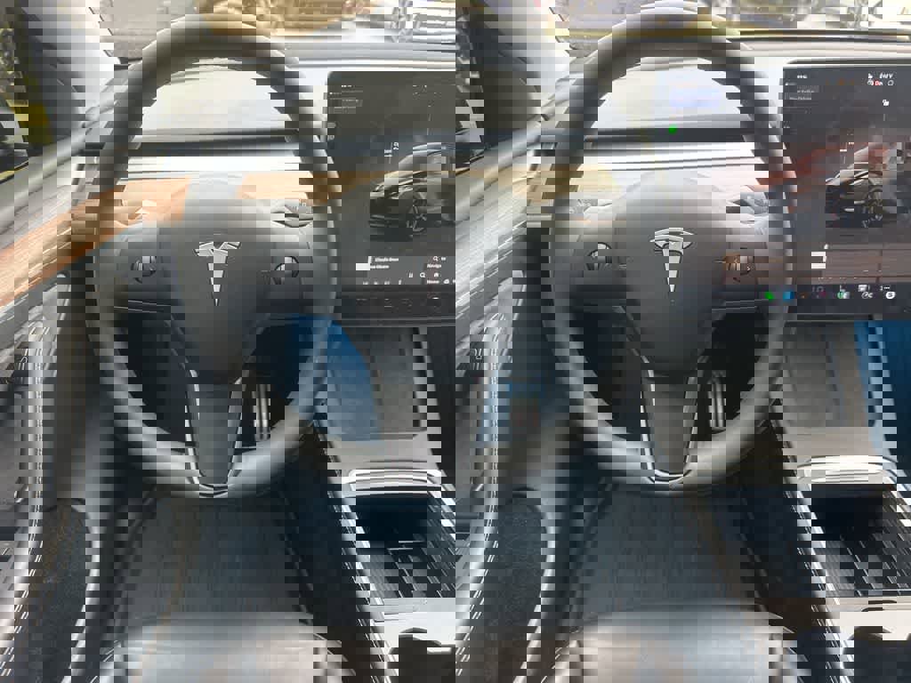 Used 2024 Tesla Model Y Performance image 9