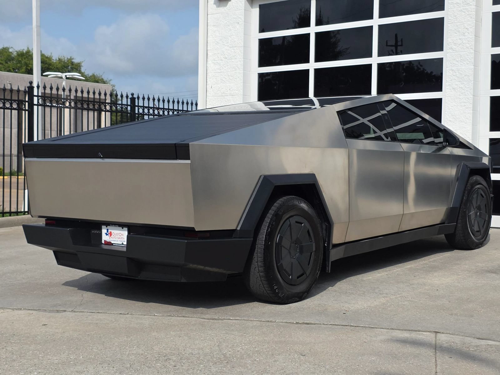 Used 2025 Tesla Cybertruck AWD Crew Cab image 4