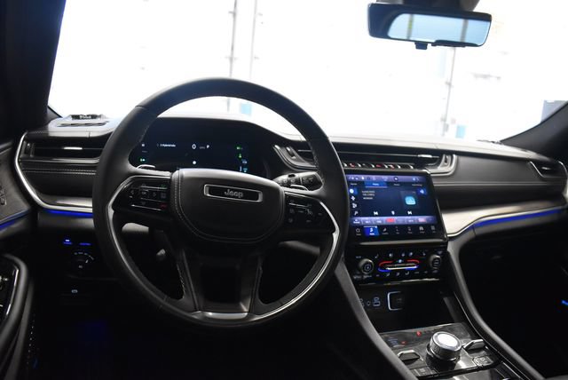Used 2022 Jeep Grand Cherokee Overland w/ Luxury Tech Group IV AWD/4WD image 23