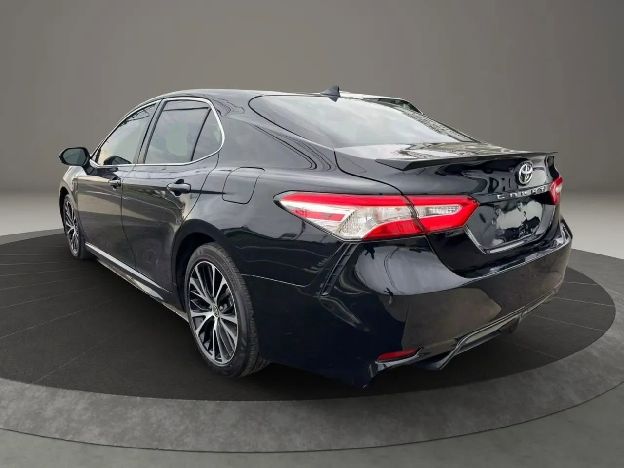Used 2020 Toyota Camry SE FWD image 6