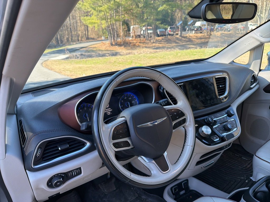 Used 2020 Chrysler Pacifica Limited image 9