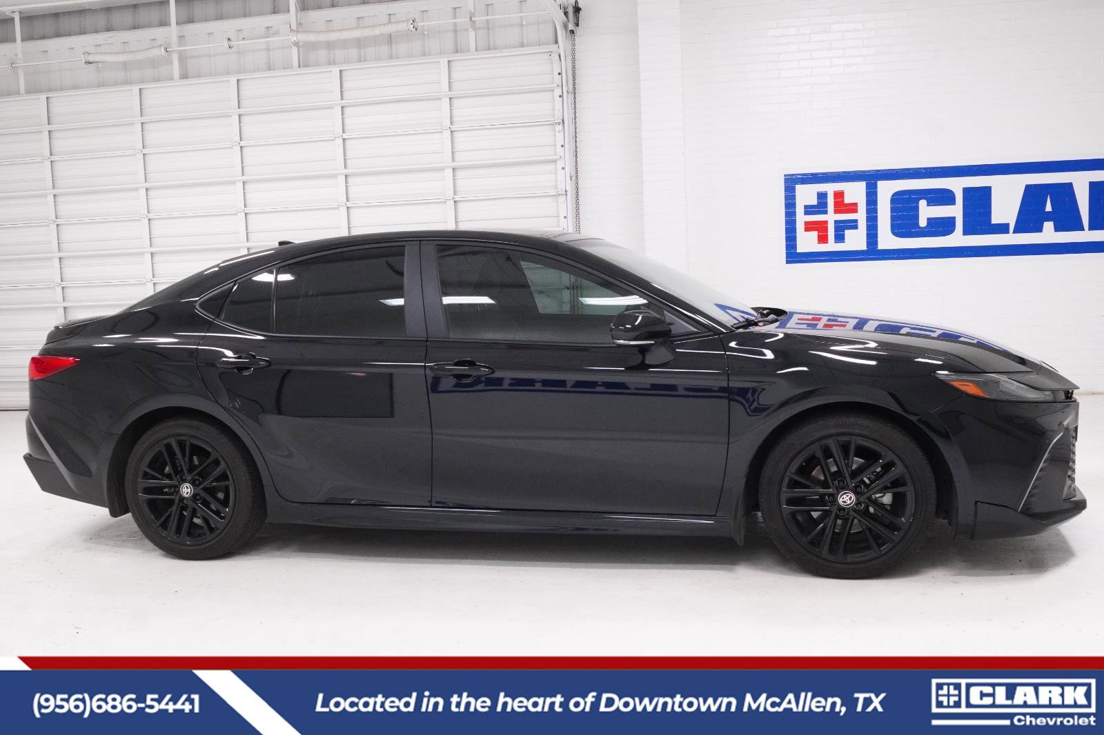 Used 2025 Toyota Camry SE FWD image 4